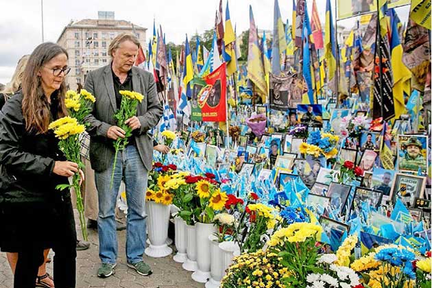 Gesine Oltmanns und Siegbert Schefke auf dem Maidanplatz in Kyjiw (©SUPERillu 2025)