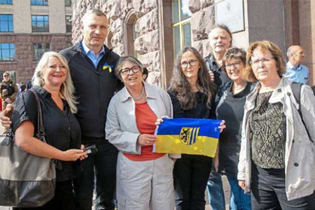Die sechsköpfige Leipziger Delegation mit Kyjiws Bürgermeister Vitali Klitschko (©SUPERillu 2025)