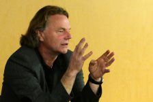 Siegbert Schefke hält einen Vortrag